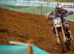 足彩网|国足集训风波，武磊伤退疑云笼罩，蒋光太单独训练引发关注