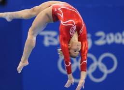 足彩网|争四关键战闷平收场 深足主场失良机 折损大将雪上加霜