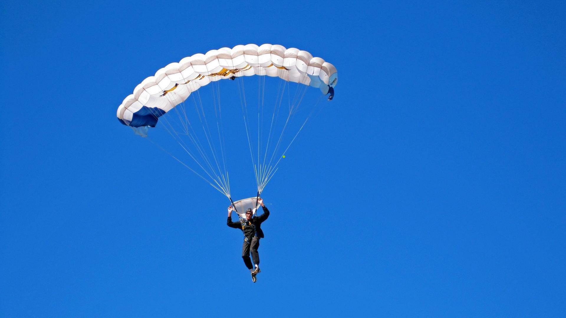 凯恩欧冠夺冠后致敬卡尔，一个永恒的记忆之夜